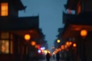 白露清晨结满细密水珠的老木窗棂