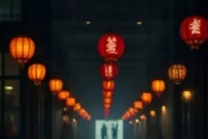 山雀停在空荡的木质琴谱架上