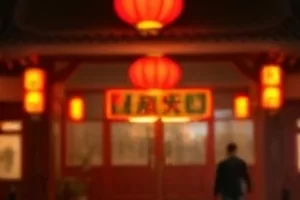 麦田中央摆着的一台老式黑色打字机